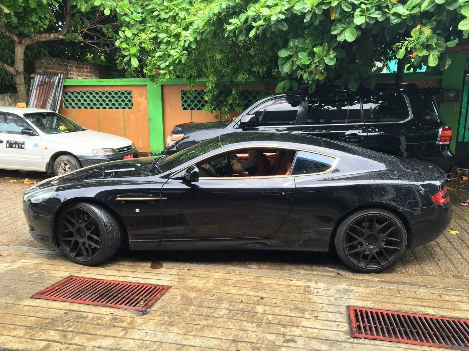 Aston Martin DB9 สีดำ หลังงานบริการที่ศูนย์ Doctor Auto Performance