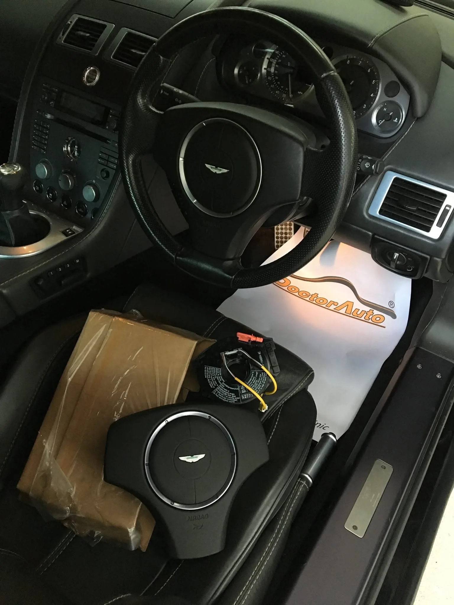 งานภายในและระบบพวงมาลัย Aston Martin โดยช่างเฉพาะทาง Doctor Auto