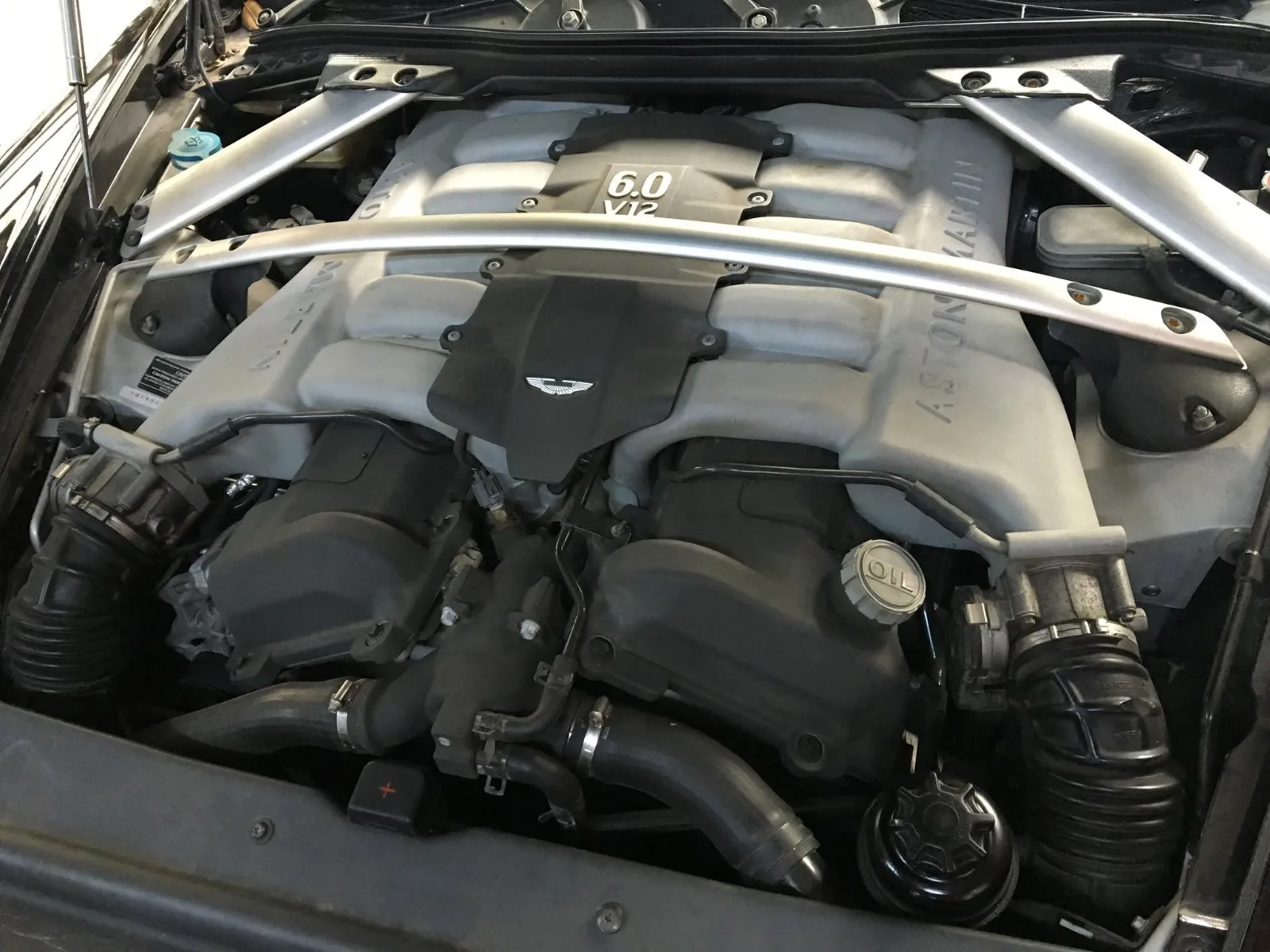 เครื่องยนต์ V12 ของ Aston Martin ระหว่างงานเซอร์วิสที่ Doctor Auto