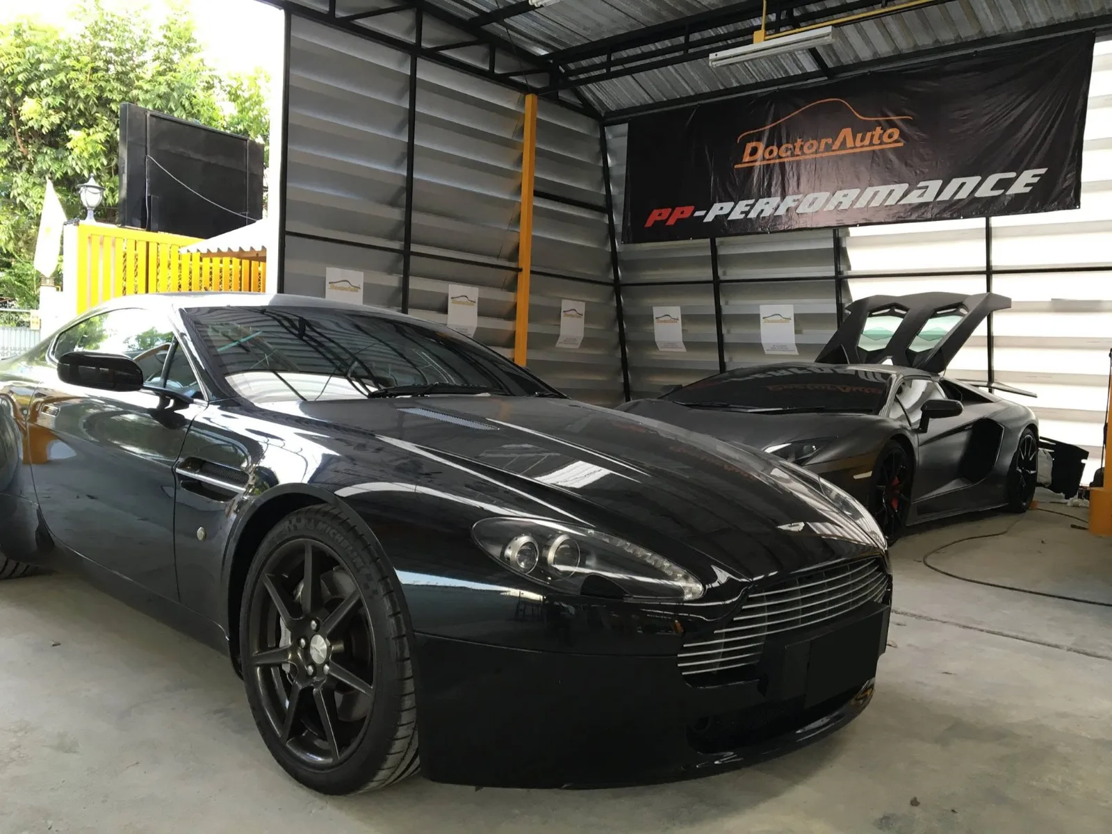 Aston Martin V8 Vantage สีดำ ในศูนย์บริการซูเปอร์คาร์ Doctor Auto Performance