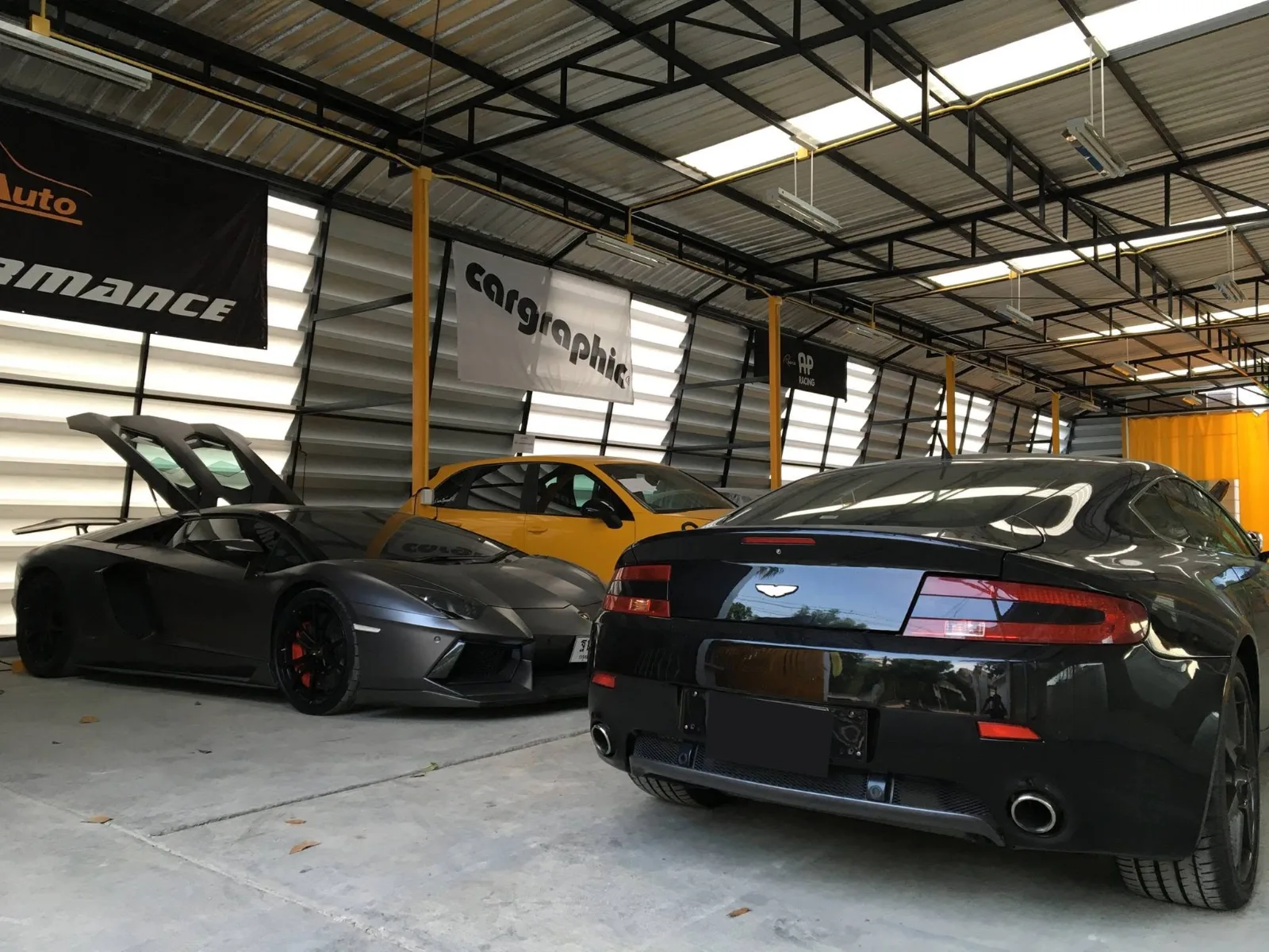 Aston Martin Vantage และ Lamborghini Aventador ในศูนย์ Doctor Auto Performance