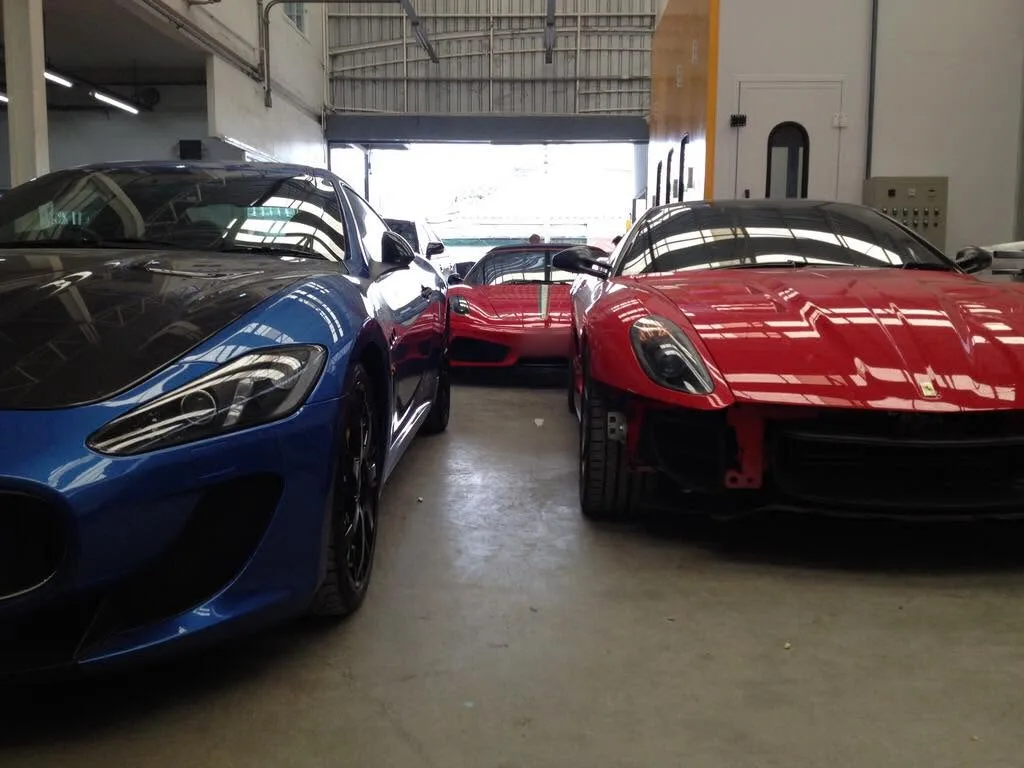 McLaren และ Ferrari ในศูนย์บริการซูเปอร์คาร์ Doctor Auto Clinic