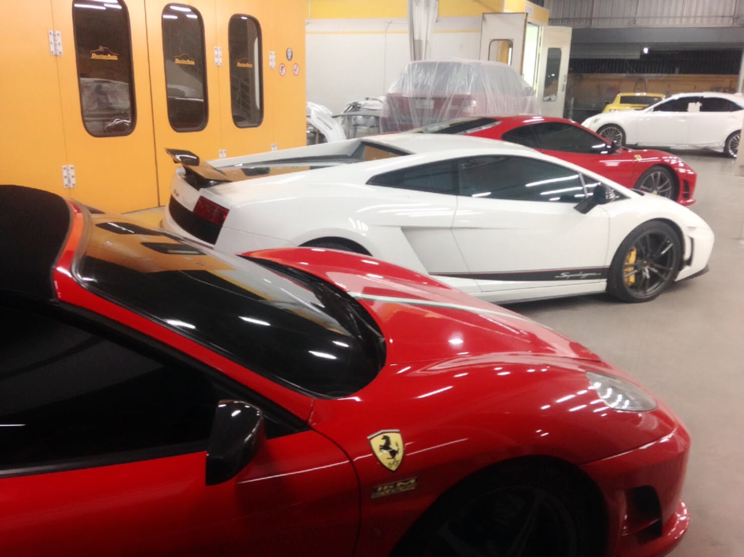 ซ่อมสีตัวถัง Lamborghini Gallardo สีขาวและ Ferrari ในศูนย์