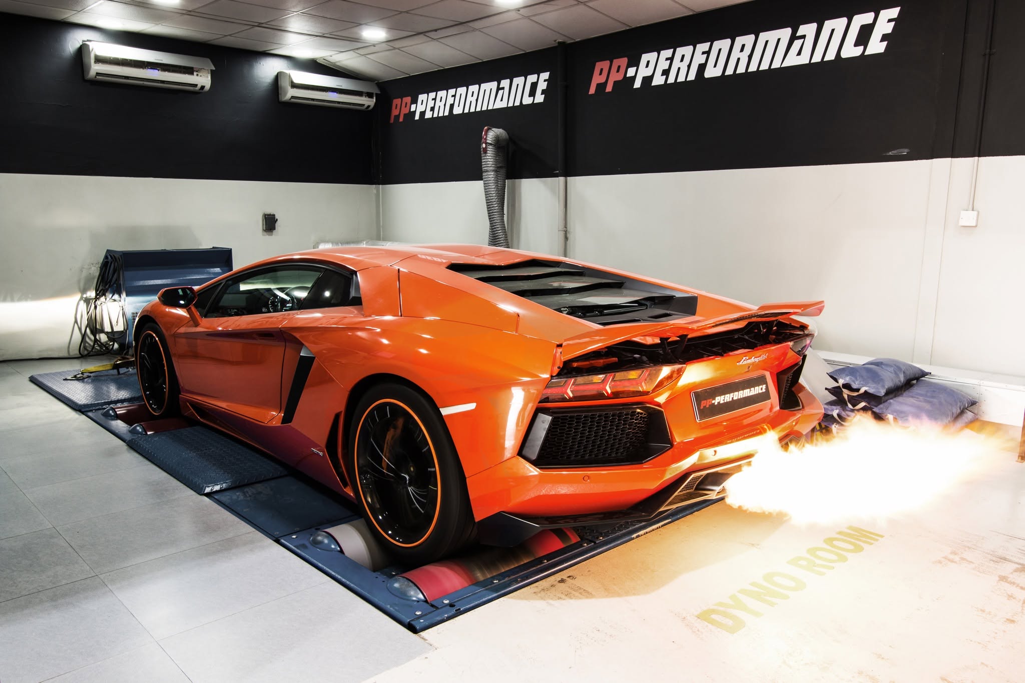 Lamborghini Aventador พ่นไฟจากท่อไอเสียบนไดโนที่ Doctor Auto Performance