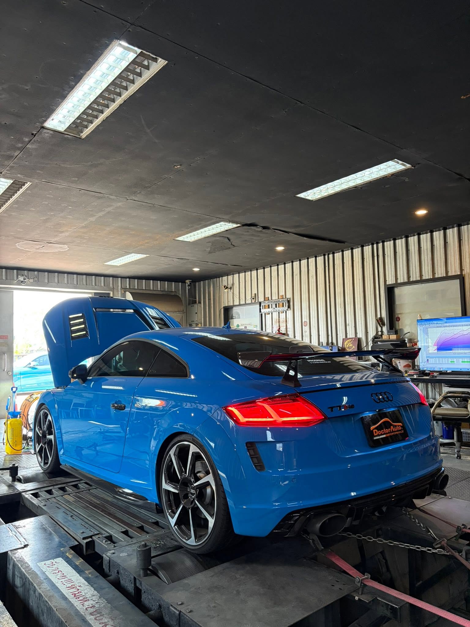 Audi TT RS สีน้ำเงินบนไดโนระหว่างการรีแมพจูนเครื่อง