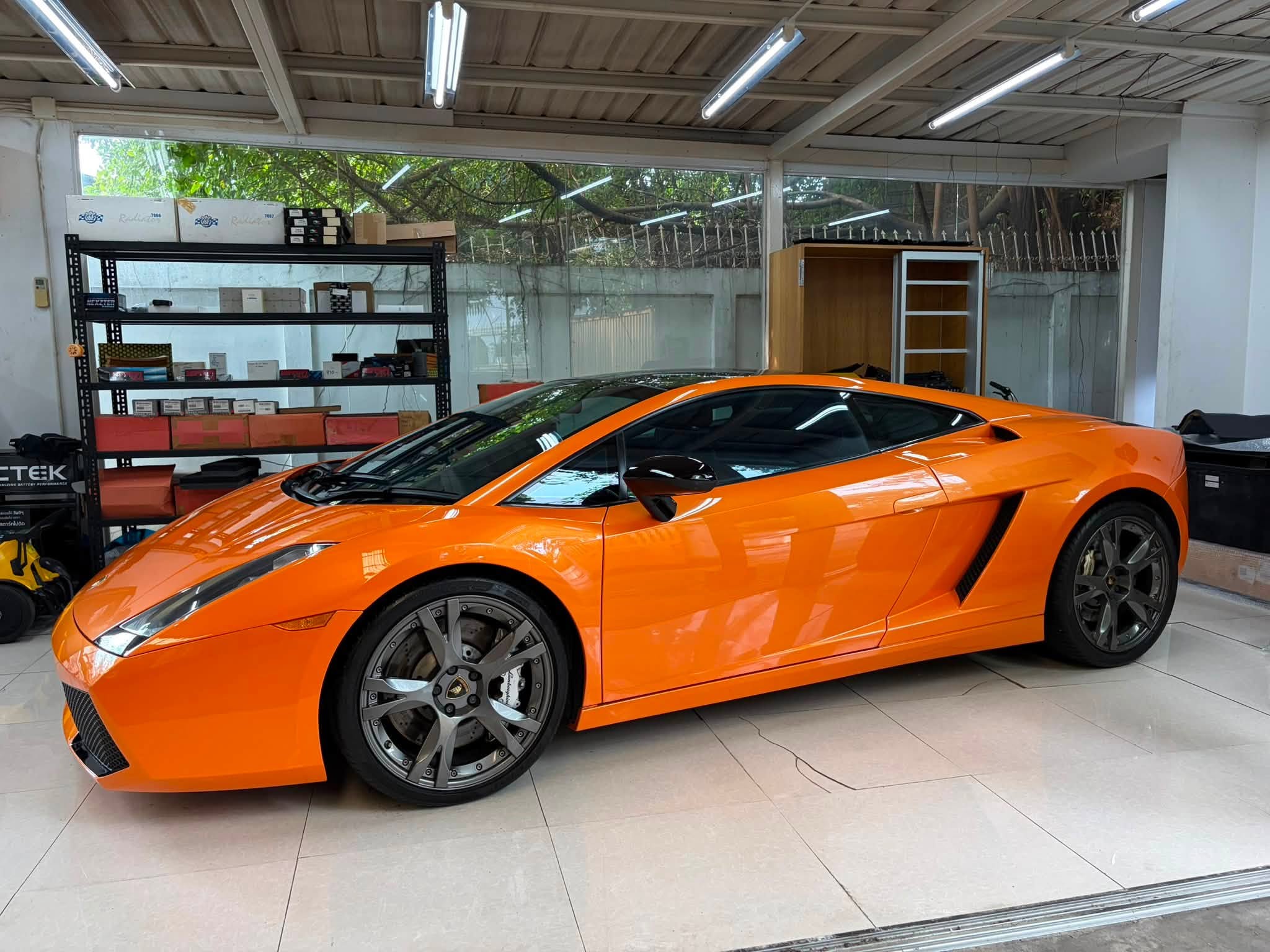 ล้อแม็กบน Lamborghini Gallardo สีส้มในโชว์รูม