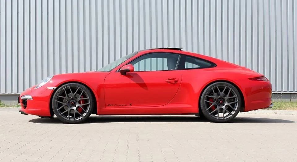 Porsche 911 Carrera S สีแดง ด้านข้าง งานแต่งสไตล์ Cargraphic โดย Doctor Auto