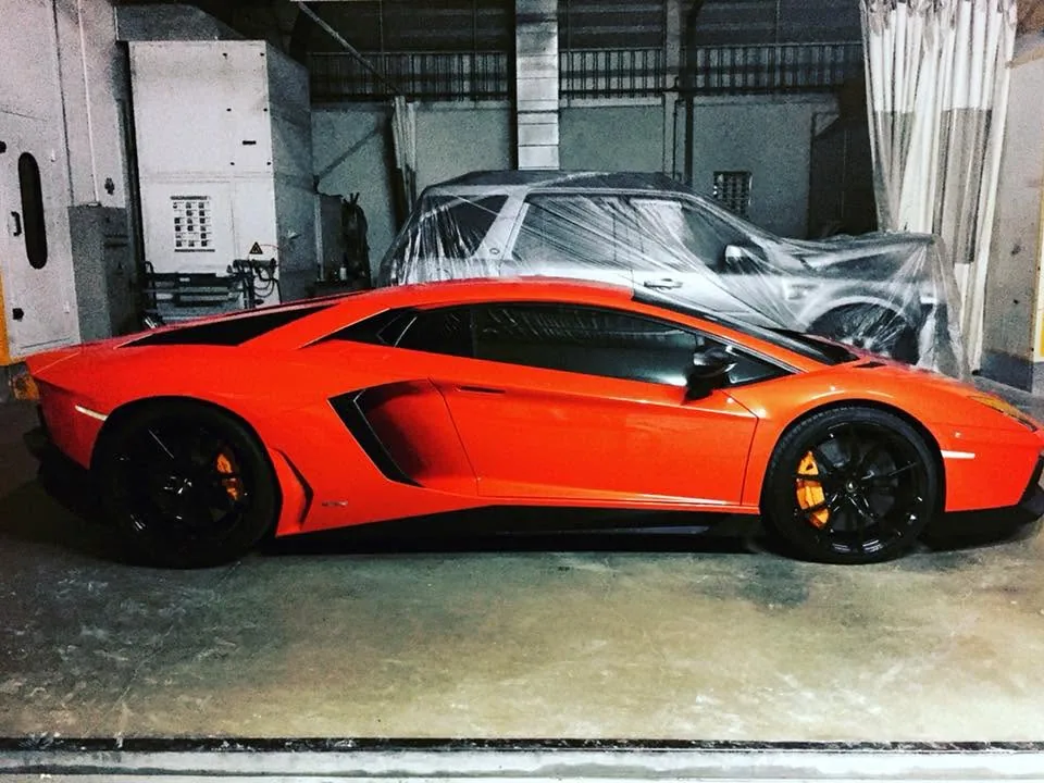 Lamborghini Aventador สีส้ม จอดในโรงซ่อมสีระหว่างเตรียมงานพ่นสี Doctor Auto Clinic