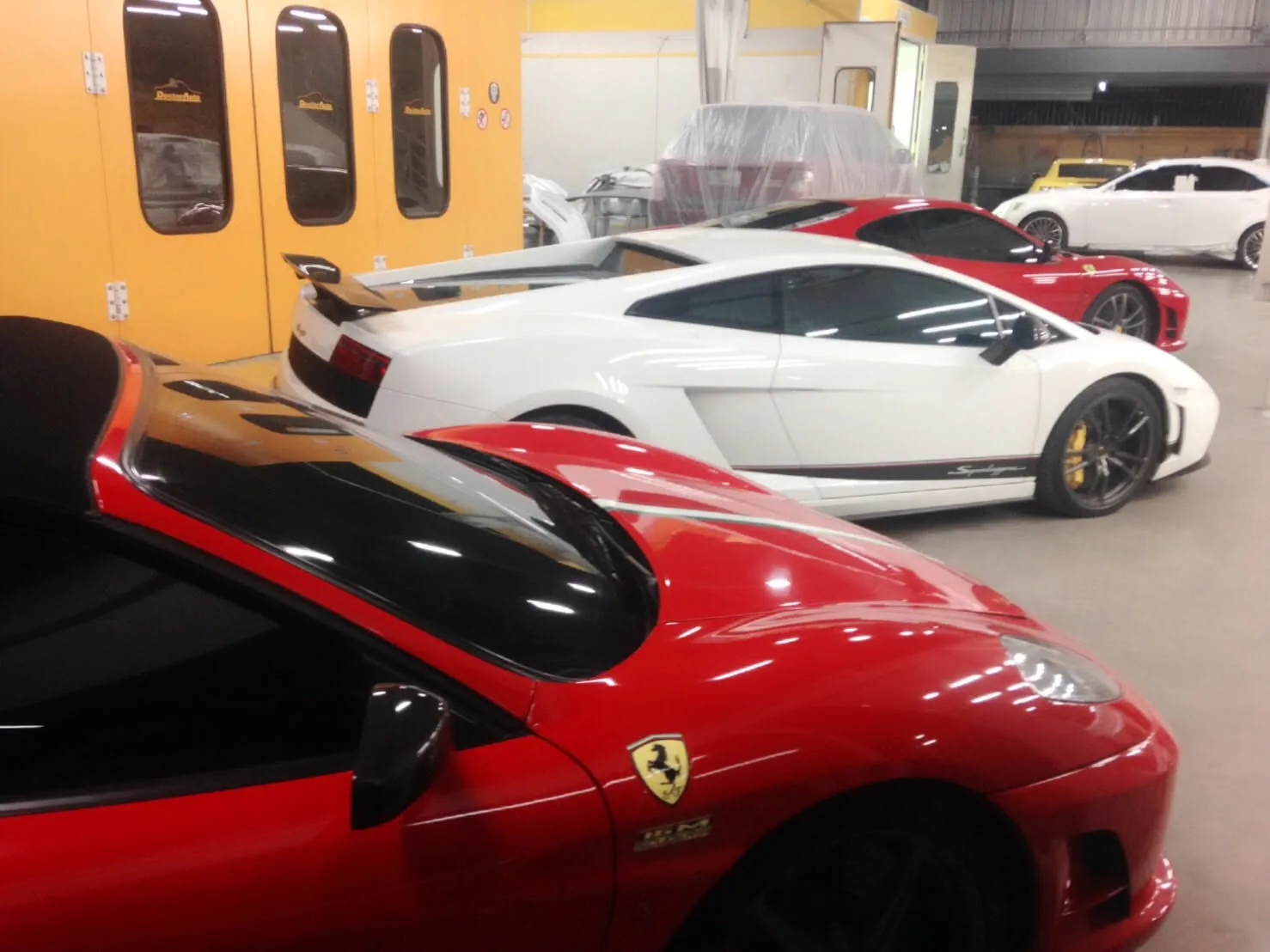 ห้องพ่นสีตราสัญลักษณ์ Doctor Auto พร้อม Ferrari และ Lamborghini Gallardo ระหว่างเข้ารับบริการ