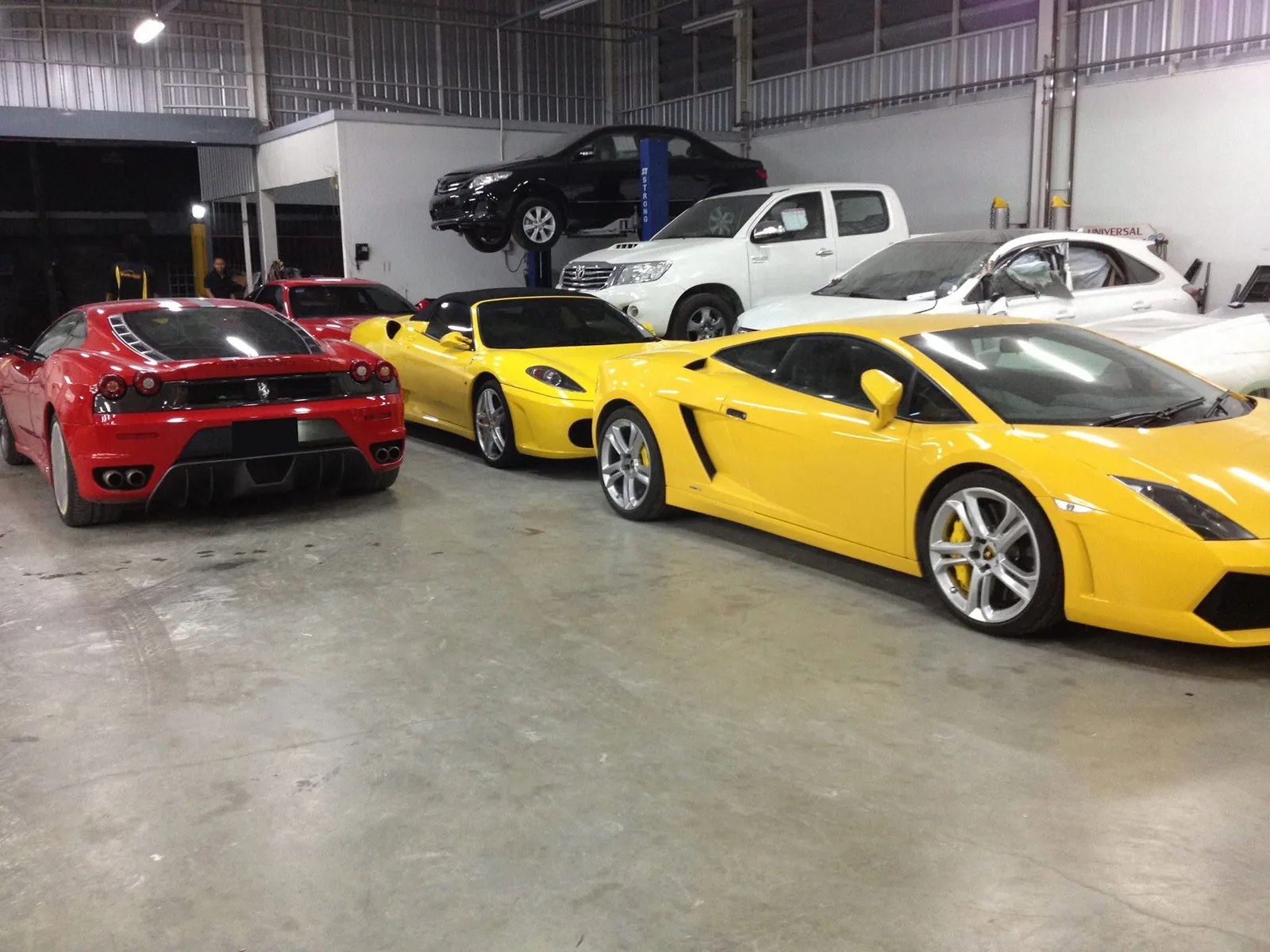 แถวรถ Ferrari และ Lamborghini Gallardo ในโรงซ่อมสี Doctor Auto Clinic